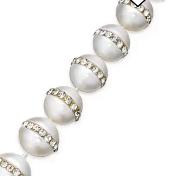 Elegant Pearl and Crystal Bracelet - Picture 2 of 10